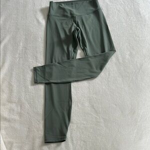 Vuori Women's Leggings in Olive Green